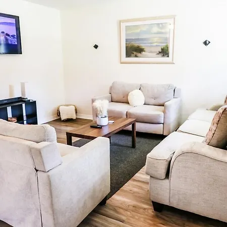 Close To Downtown, Beaches, And Nas!