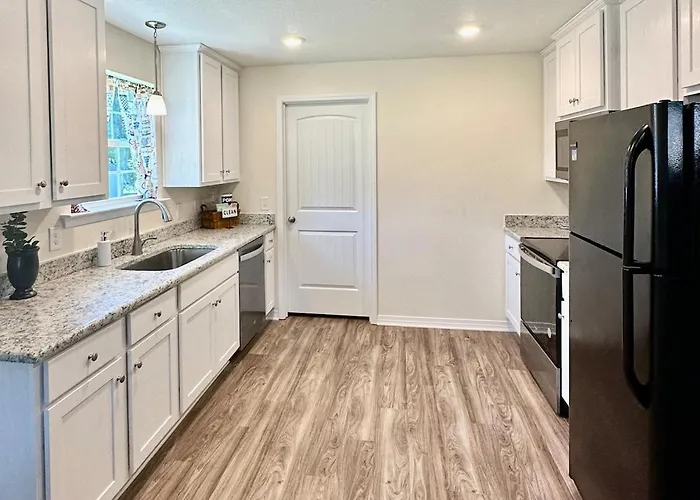 Close To Downtown, Beaches, And Nas!